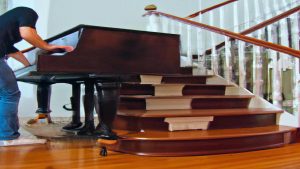 Jak wnieść pianino po schodach?